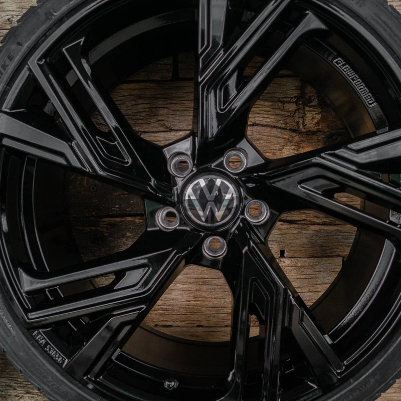 RS5 8,5x20 ET30 5x112 BLACK PAINTED mit Winter 255 40 20